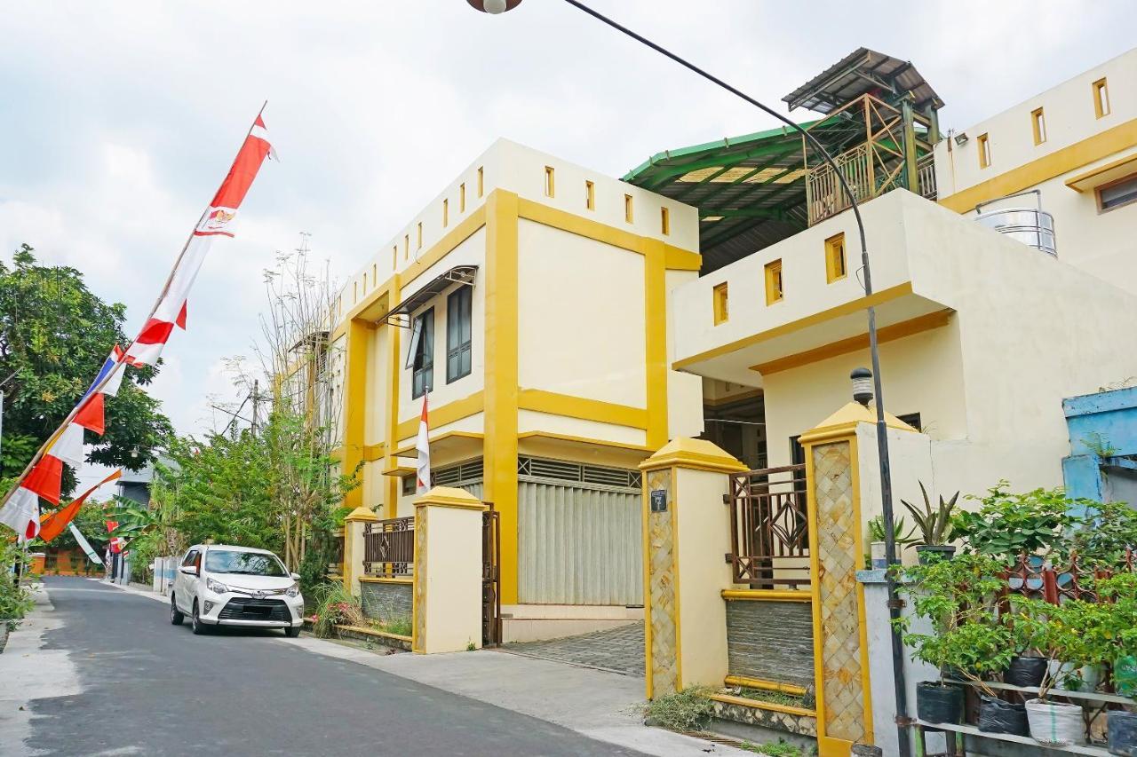 Oyo 91580 Kost Bougenville Syariah Madiun Bagian luar foto